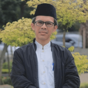 Dr. Ujang Komarudin, M.Si